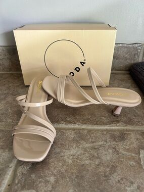 Soda Beige Strappy Patent Mid-Heel Sandals. Size 5.5